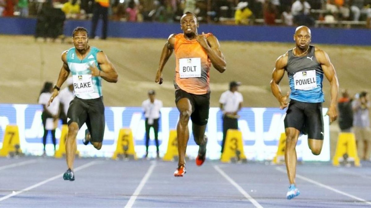 Bolt, flanqueado por Blake (izquierda) y Powell en la la prueba de Kingston.