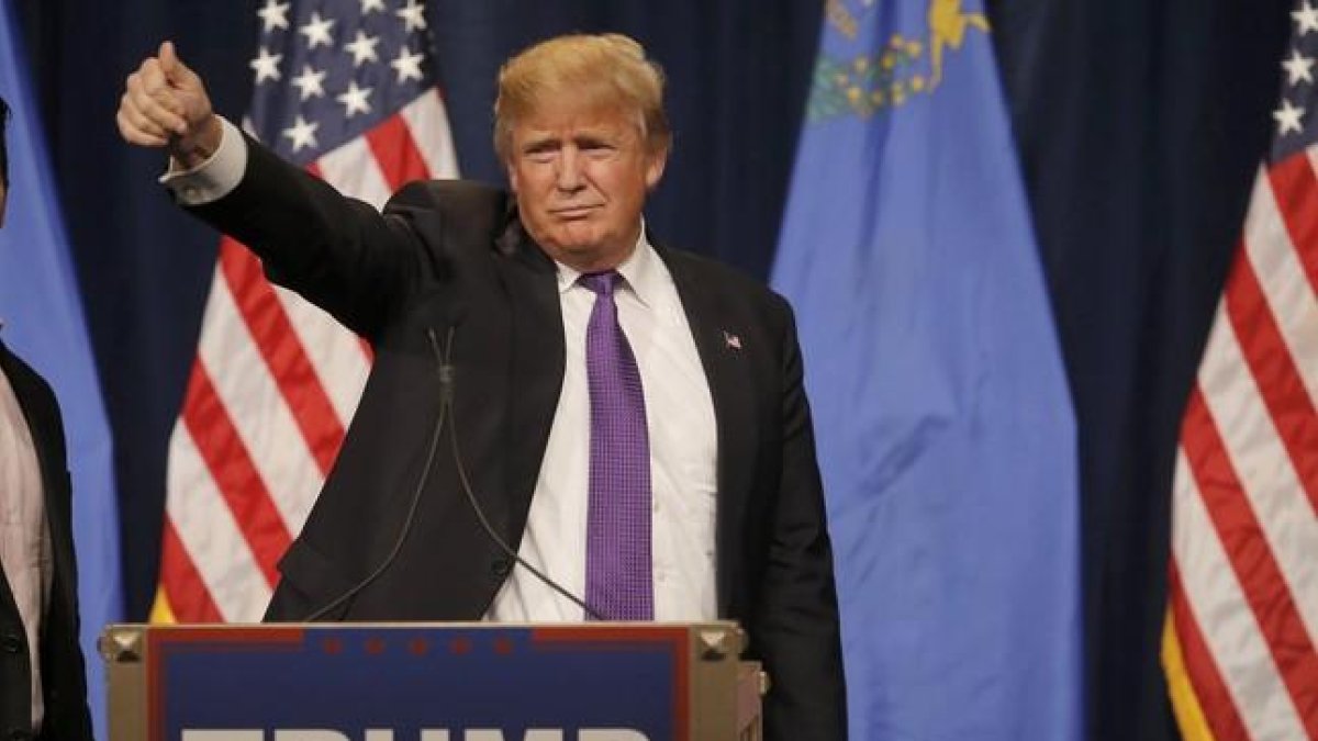 Donald Trump saluda a sus seguidores tras conocer su victoria en el caucus de Nevada.