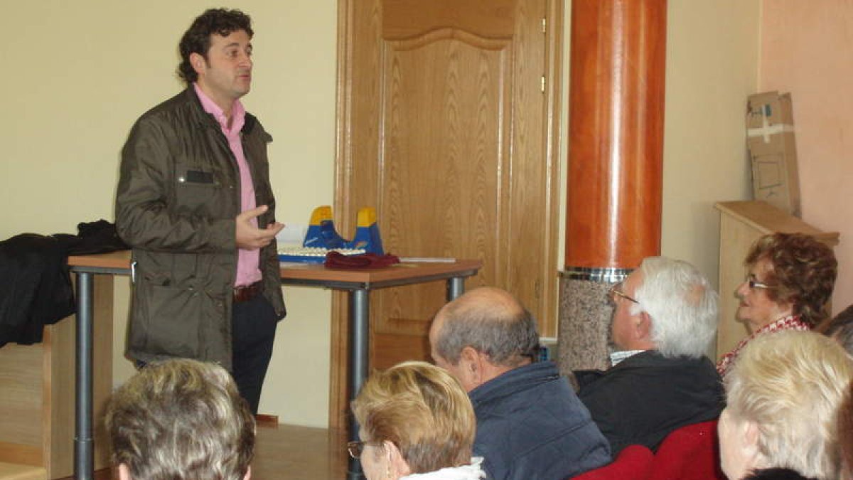 El alcalde, ayer durante el sorteo de los viajes.