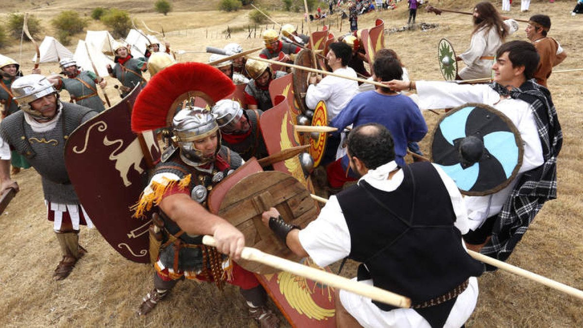 El colectivo leonés Legio IV Macedónica, creador de esta nueva fiesta, participando en la recreación de la toma de la Peña del Castro, en La Ercina. CARLOS S. CAMPILLO/ICAL