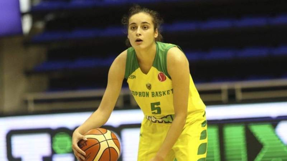 Ángela Salvadores en uno de los partidos de Euroliga que ha disputado el Sopron esta temporada. FTOH