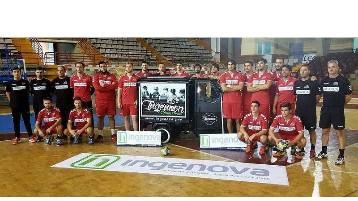 La plantilla del Abanca Ademar dio la bienvenida ayer a Ingenova, el  nuevo patrocinador del equipo para esta campaña. DL