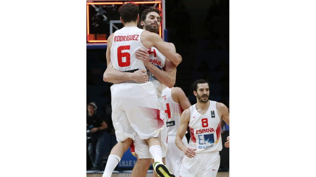 El base de la selección española, Sergio Rodríguez, se abraza a Gasol tras la victoria.