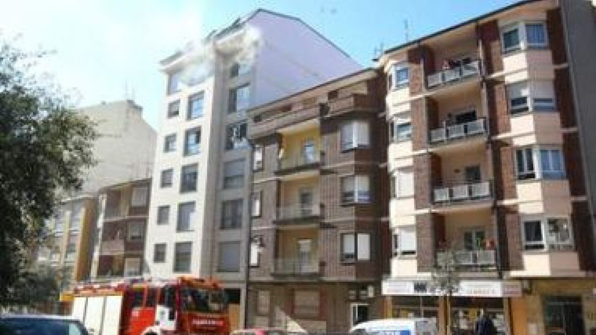 Los bomberos de Ponferrada comprobaron que el humo procedía de una cocina de carbón recién encendida