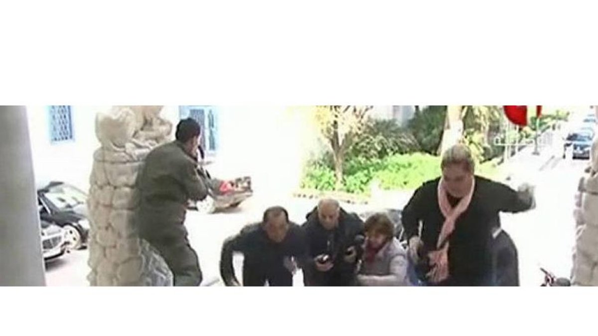 Huida de un grupo de rehenes por la puerta trasera del museo.