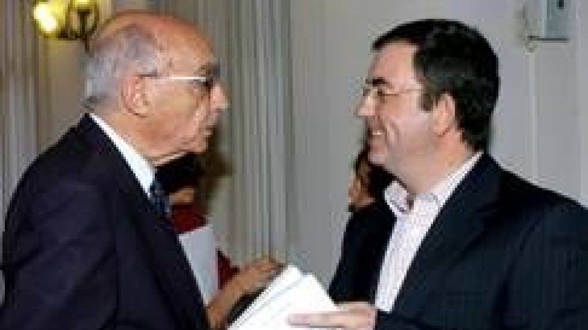 José Saramago conversa con Jose Joaquín Parra en la presentación del libro