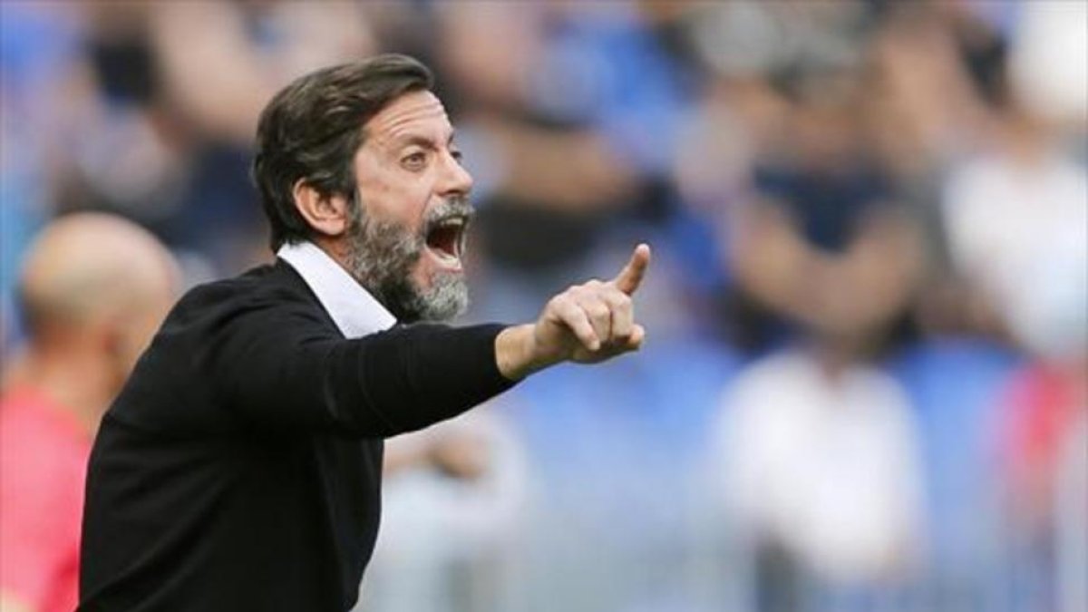 Quique Sánchez Flores se queja con gestos durante un partido del Espanyol.
