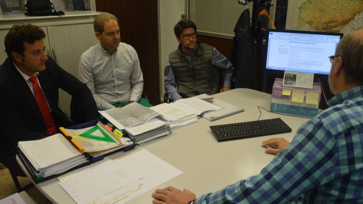 El alcalde, en la reunión con los representantes de Sanidad. DL