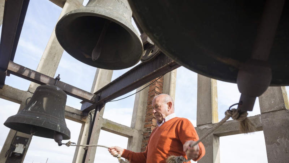 Jozquín Alonso toca todos los domingos en el campanario de la parroquia del Carmen de Veguellina de Órbigo. FERNANDO OTERO