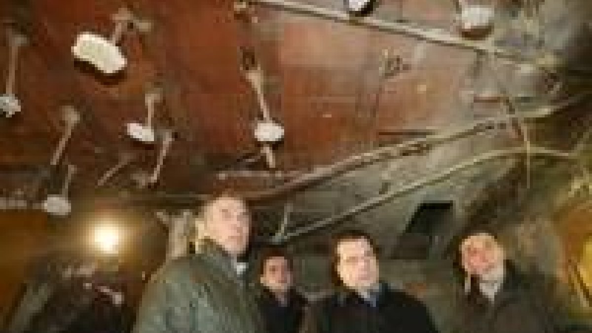 Francisco Álvarez, Ibán García, Mario Amilivia y Miguel Alejo observan los efectos del artefacto