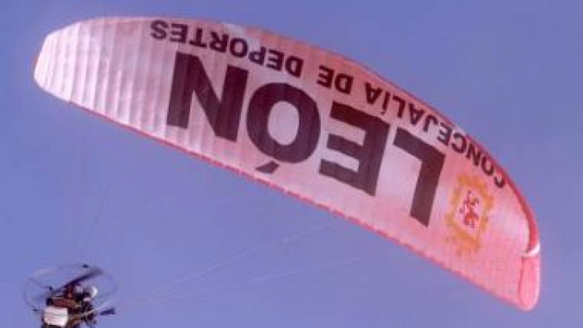 Un momento de uno de los vuelos que realizó ayer Juanjo con la vela del Ayuntamiento de León