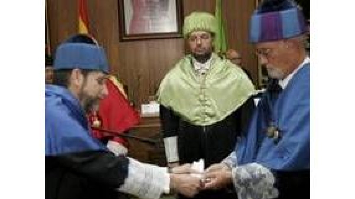 José Carlos Pena le da uno de los atributos, los guantes