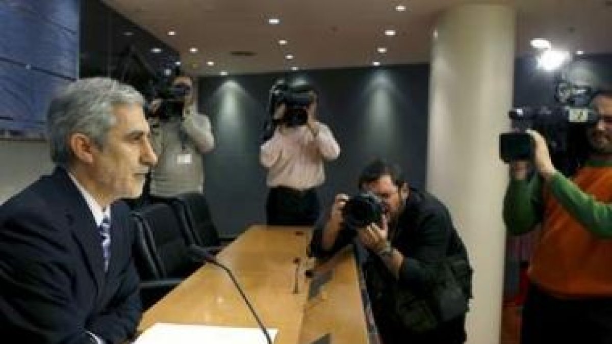 Llamazares compareció en rueda de prensa para exigir a EE.UU. explicaciones.
