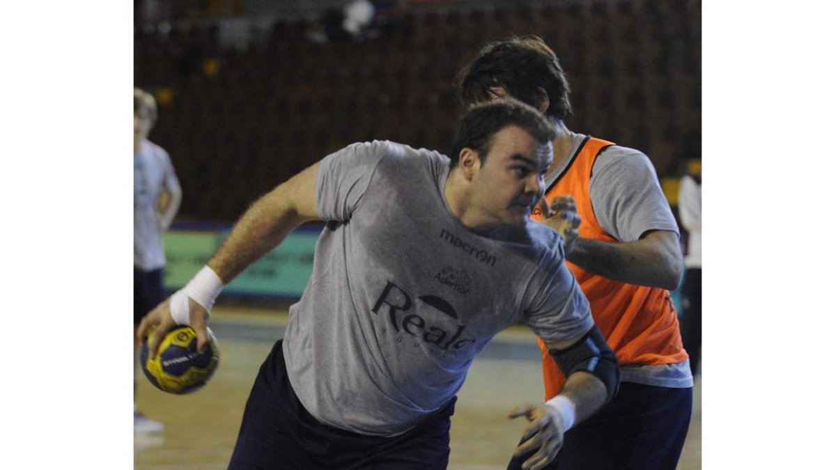 Rafa Baena, defendido por Carou, en un entrenamiento.