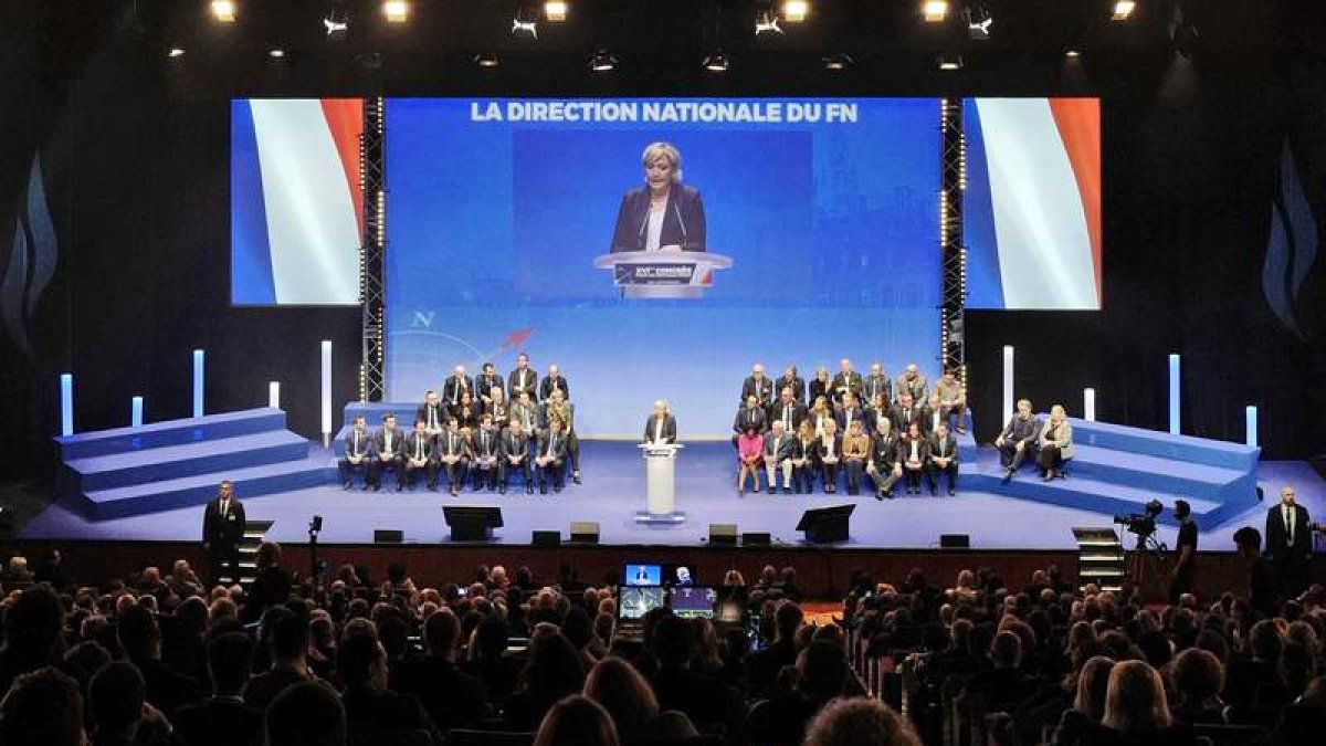Marine Le Pen ayer, durante el Congreso del partido. THIBAULT VANDERMERSCH
