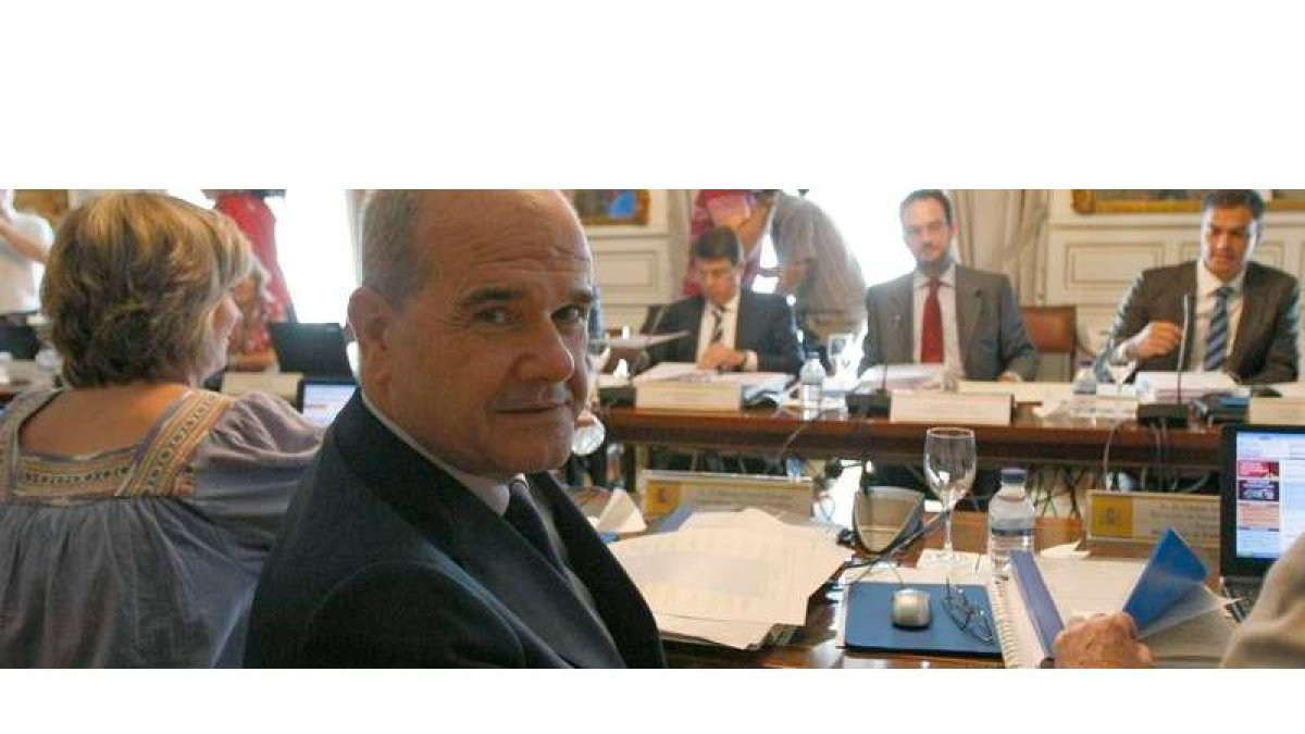 Manuel Chaves, en la reunión de la Comisión que analiza los casos de transfuguismo, en julio del año pasado.