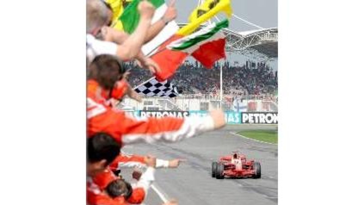 Raikkonen cruza victorioso la línea de meta jaleado por su equipo