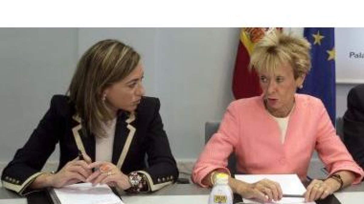 María Teresa Fernández de la Vega (d), junto a Carme Chacón (i), en la reunión de hoy en Moncloa