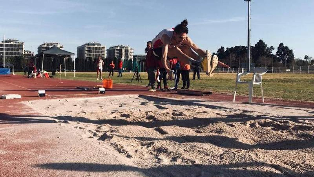 Dani Pérez, durante la competición de salto de longitud. DL