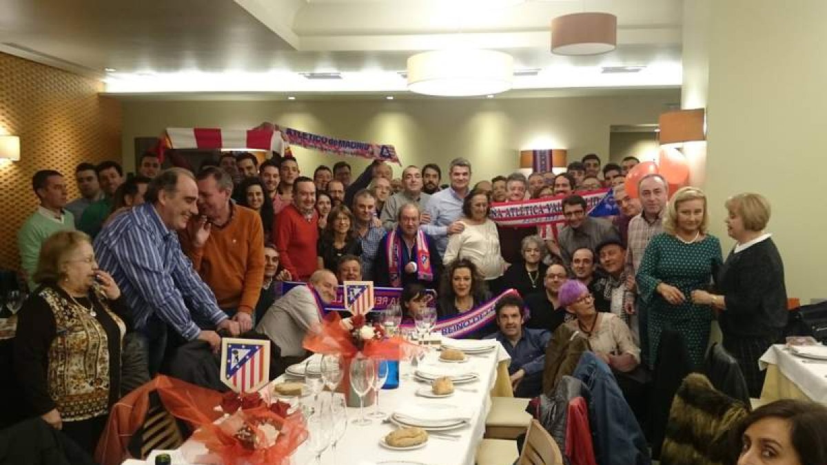 Fresnedoso junto a la directiva de la Peña Atlética Reino de león y el resto de asistentes a la cena. MAT