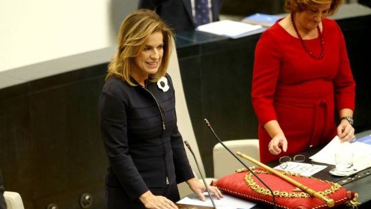 Ana Botella jura el cargo como alcaldesa de Madrid, este martes, en un pleno extraordinario.
