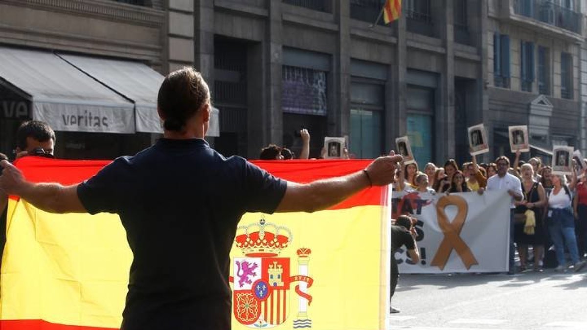 Comienzan los enfrentamientos en Barcelona entre independentistas y constitucionalistas. QUIQUE GARCÍA