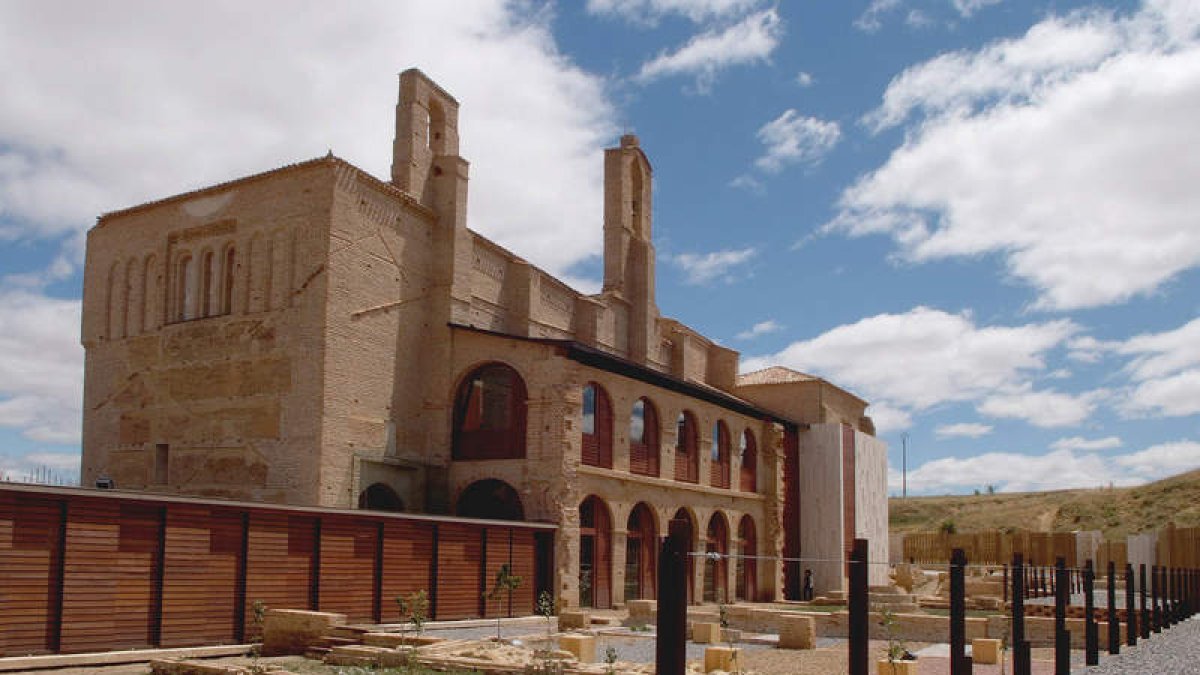Las estructuras y fachadas de la Peregrina dan un nuevo aspecto a un monumento al que se ha privado de alma.