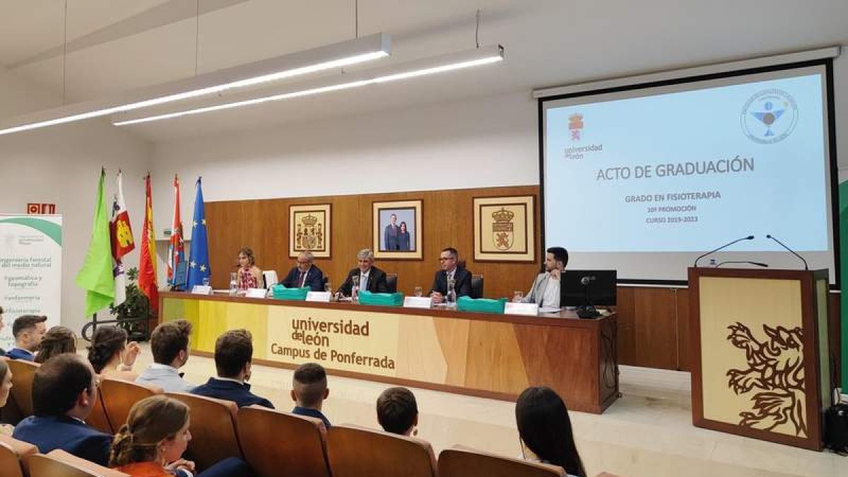 Foto del acto académico celebrado en el Campus berciano. DL