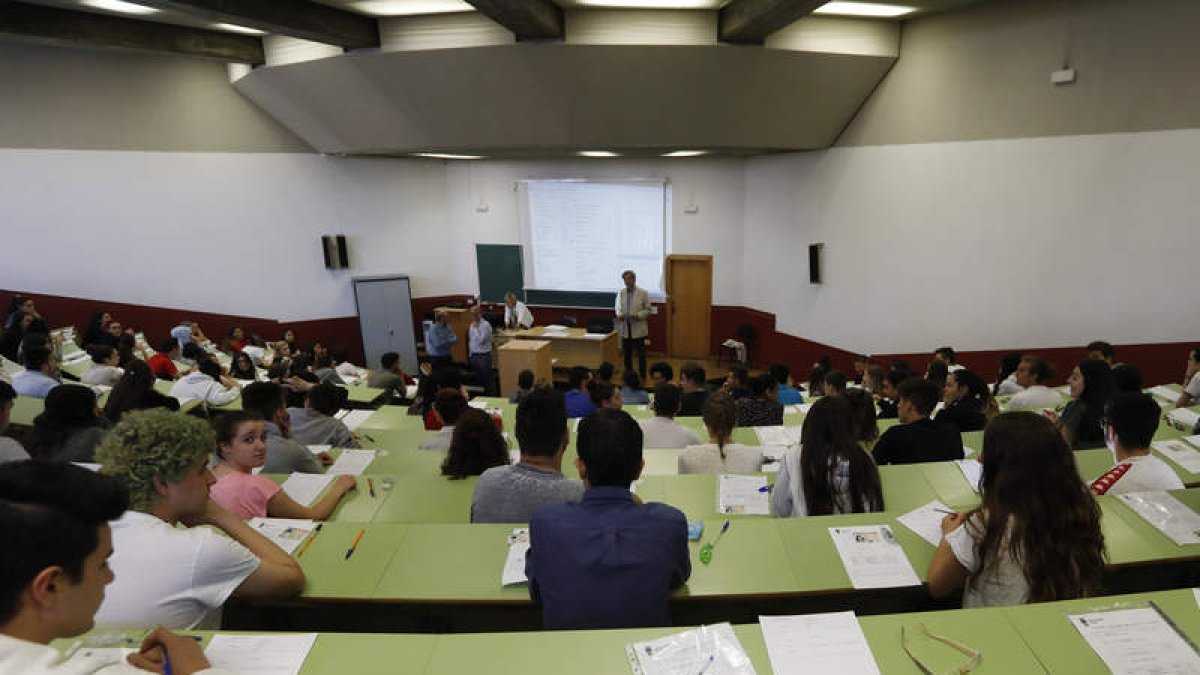 Alumnos de la Ebau de junio durante la celebración de la prueba en Derecho. MARCIANO PÉREZ