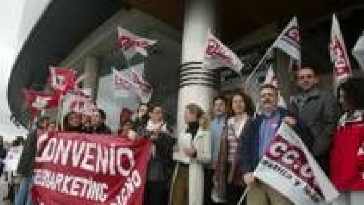 Los delegados sindicales del sector de venta por teléfono se concentraron ante la sede de Transcom