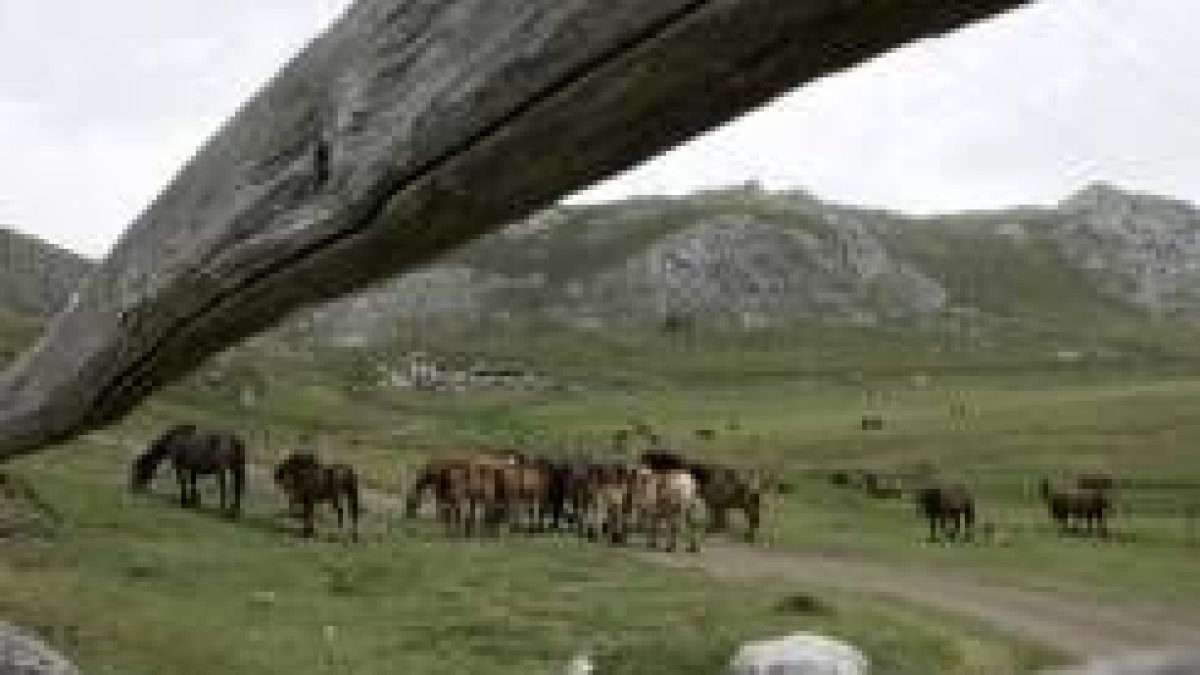 Vista parcial del Puerto de Pinos, con la denominada casa Mieres al fondo