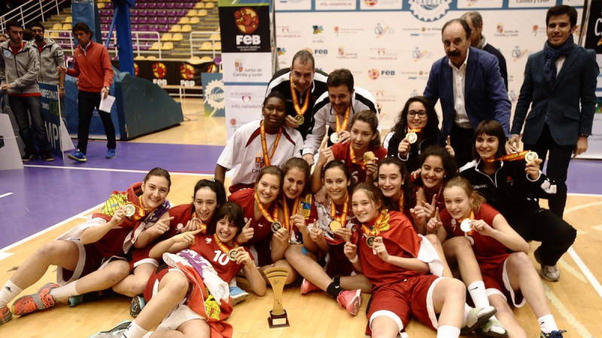 La selección de Castilla y León de baloncesto femenino cadete posa con la medalla de oro y el trofeo de campeón conquistado.
