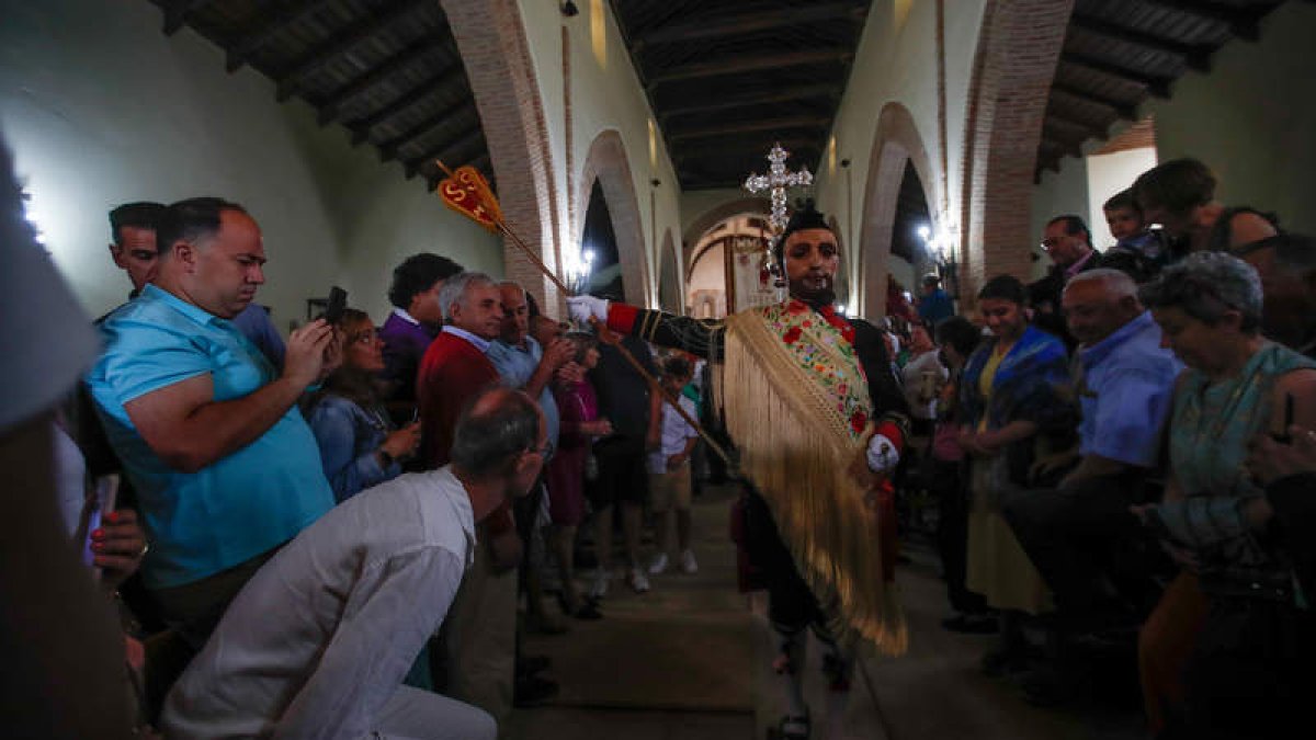 El san Sebastián se burla de la fe católica para acabar abrazándola al cierre de la proceisón. MIGUEL