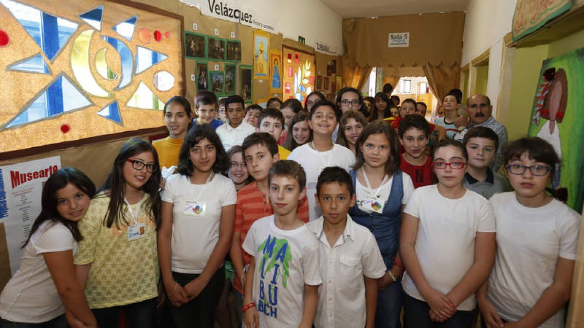 Alumnos y alumnas del Ponce de León que desarrollaron el Musearte, junto al director en una de las galerías de exposición.