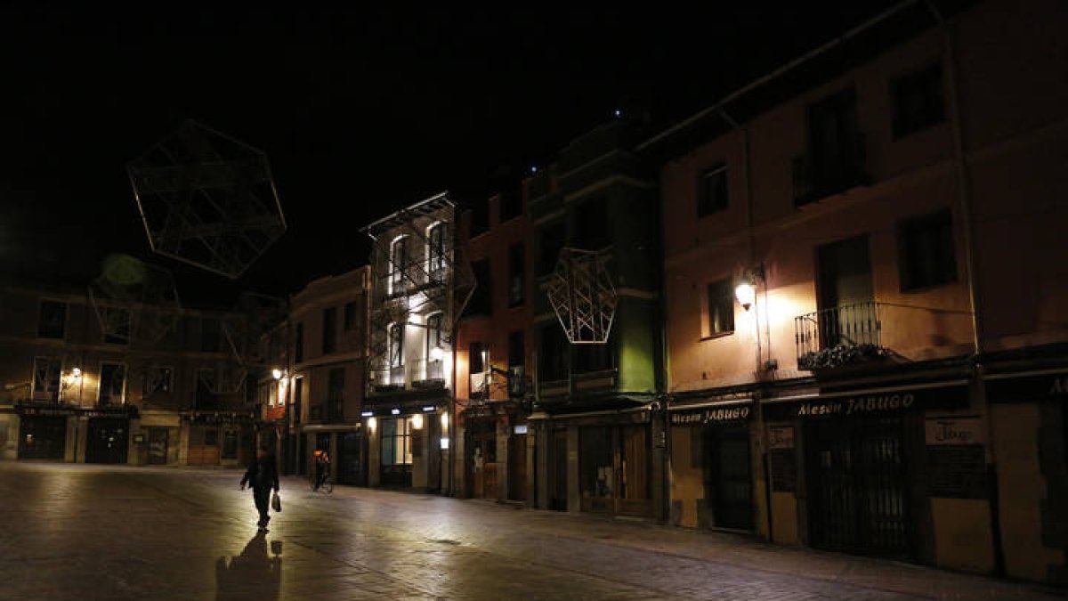 La Junta de Castilla y León dicta el toque de queda las 20:00 horas. F. Otero Perandones.