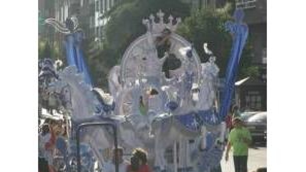 La tradicional carroza con Marian Martínez, la reina de las fiestas