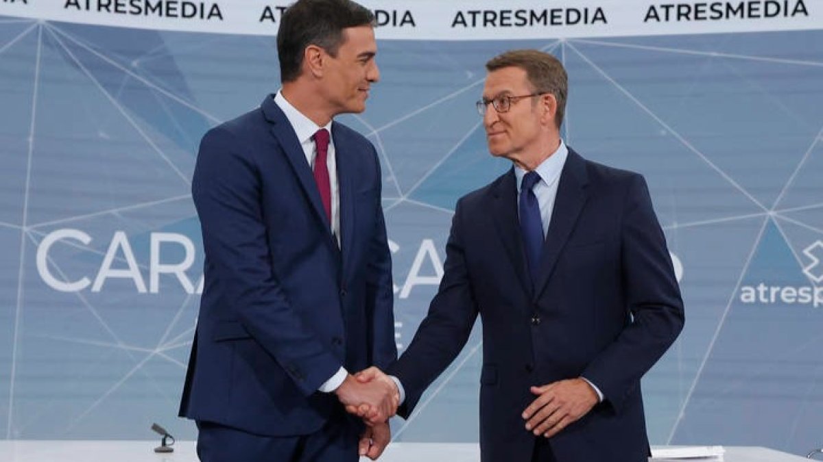 Pedro Sánchez y Alberto Núñez Feijóo, durante el debate electoral. JUANJO MARTÍN