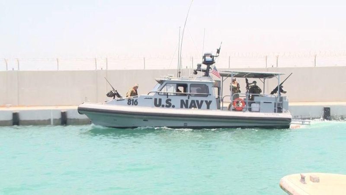 Un barco de la marina de EEUU en el puerto de Fujairah, en los Emiratos Árabes.