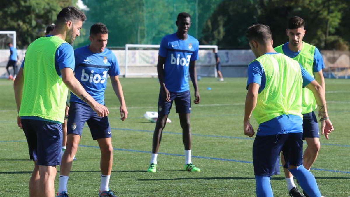 Los jugadores de la Ponferradina en un entrenamiento. ANA F. BARREDO