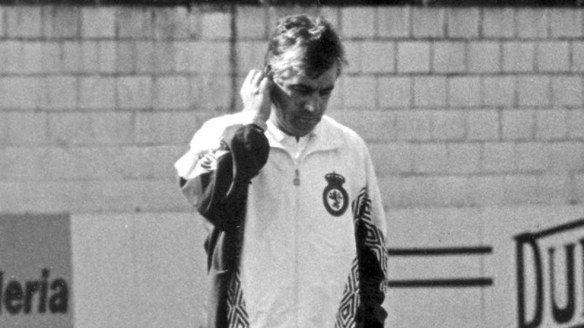 El exjugador blaugrana Manolo Tomé entrenó a la Cultural. NORBERTO