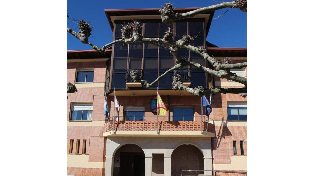 En la imagen la fachada del consistorio de Camponaraya. L. DE LA MATA