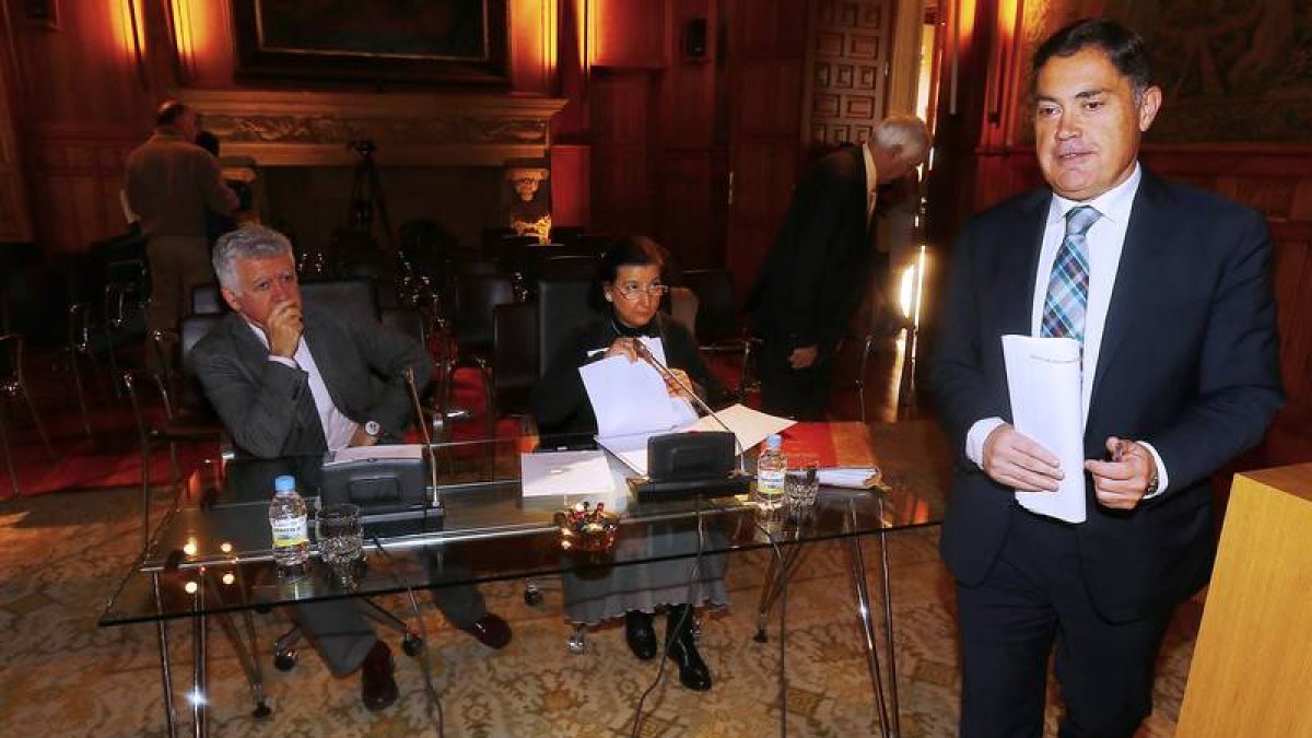 Martínez Barazón en el salón de plenos de la Diputación