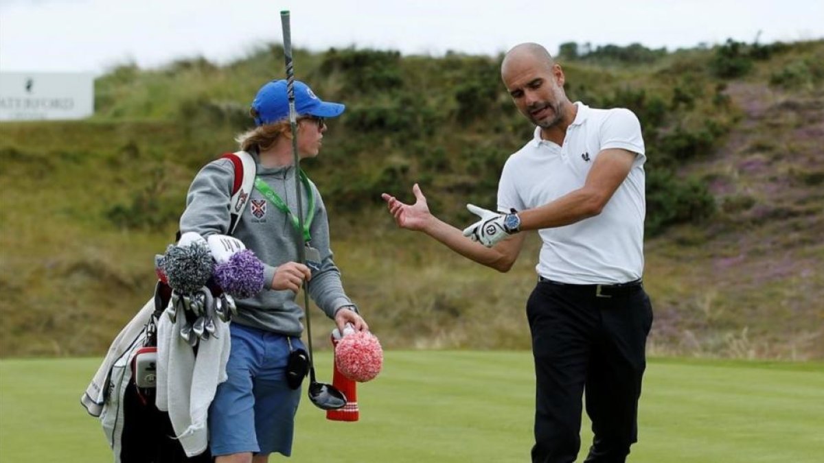 El entrenador del Machester City viajó el martes a Irlanda para disputar un torneo pro-am de golf.