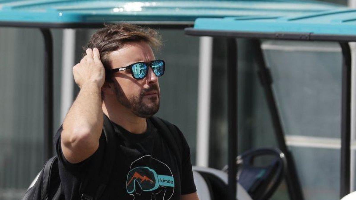 Fernando Alonso pasea en Abu Dhabi.