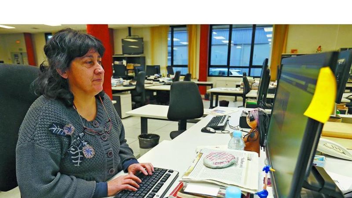 Susana Carballo González durante el encuentro digital que mantuvo ayer en directo con los lectores del diariodeleon.es en la redacción de periódico.