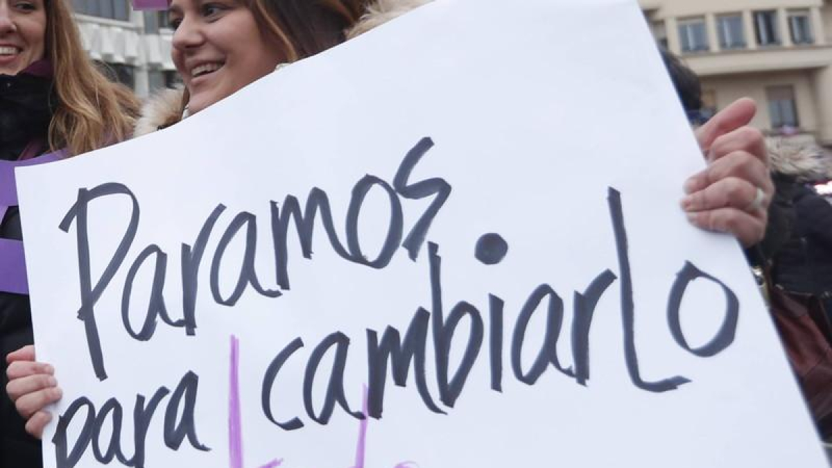 Una mujer lleva una pancarta reivindicativa de la filosofía del 8-M.