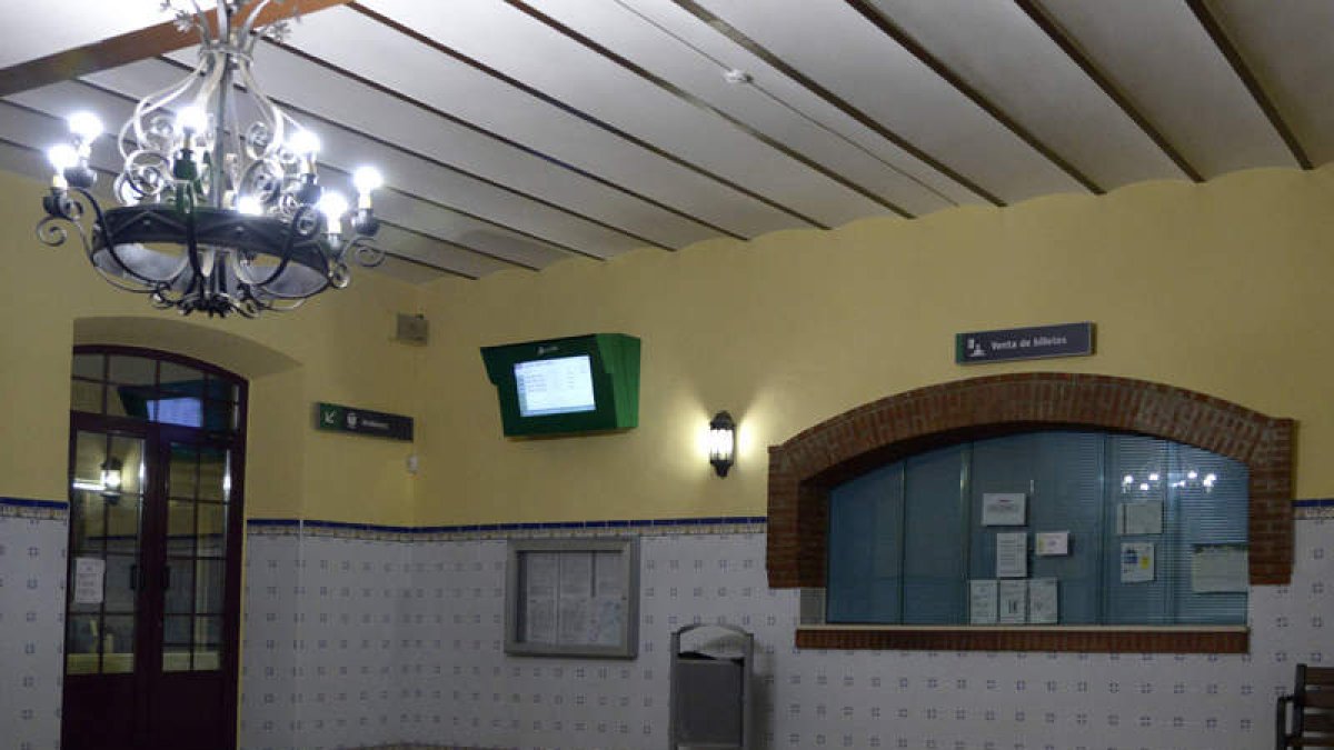 El vestíbulo de la estación de Sahagún mostraba ayer este aspecto. ACACIO