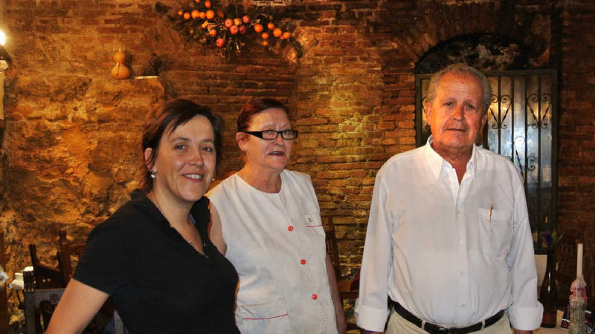 Vicente, Milagros y su hija en el comedor del restaurante La Taberna,en la calle de La Rúa.