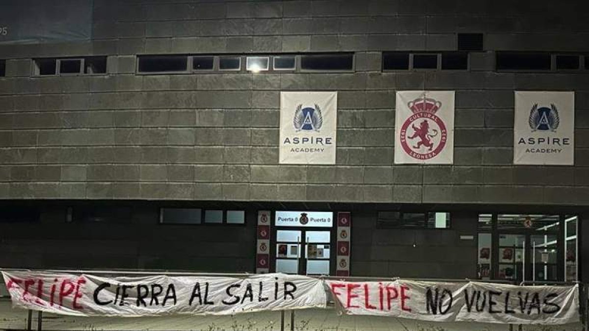 Las pancartas colgadas enfrente de las oficinas en el Reino de León, la rotonda con el escudo del club y algunas pasarelas sirvieron como soportes para decir adiós a Felipe Llamazares. DL