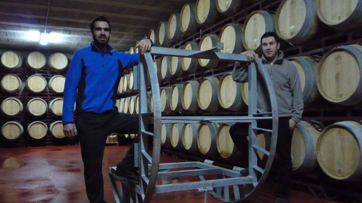 Marcos Álvarez cuida la viña y Miguel Amigo es el responsable de la bodega bajo la tutela del enólogo José Carlos Álvarez Ramos.